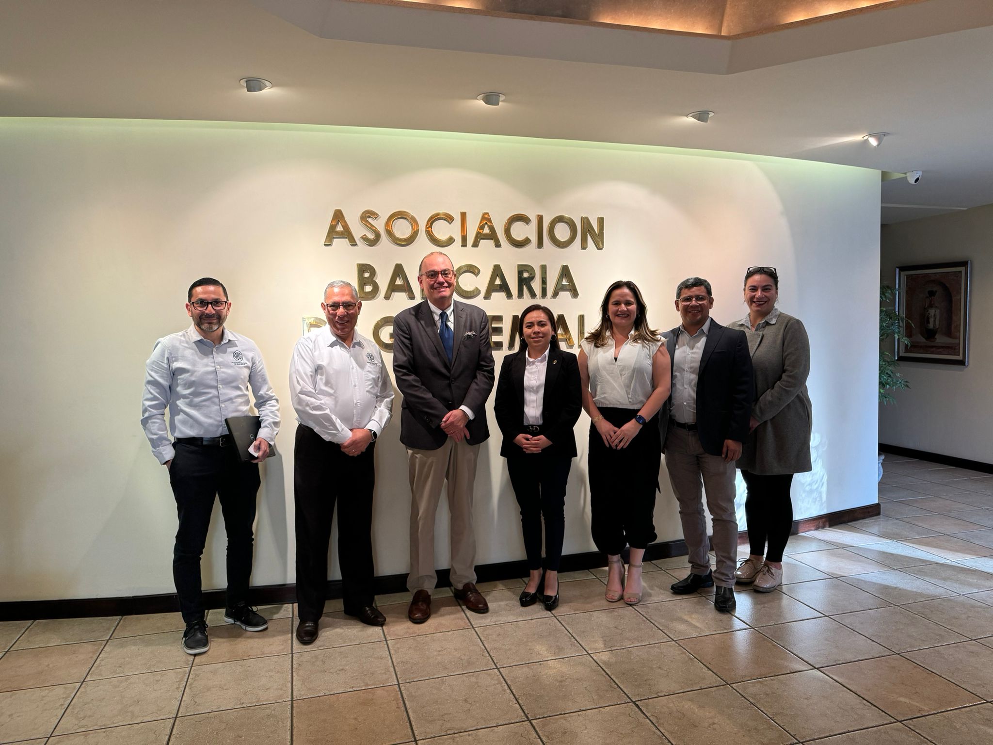 VISITA DE CIBERC A LA ASOCIACIÓN BANCARIA Y LA ESCUELA BANCARIA DE GUATEMALA
